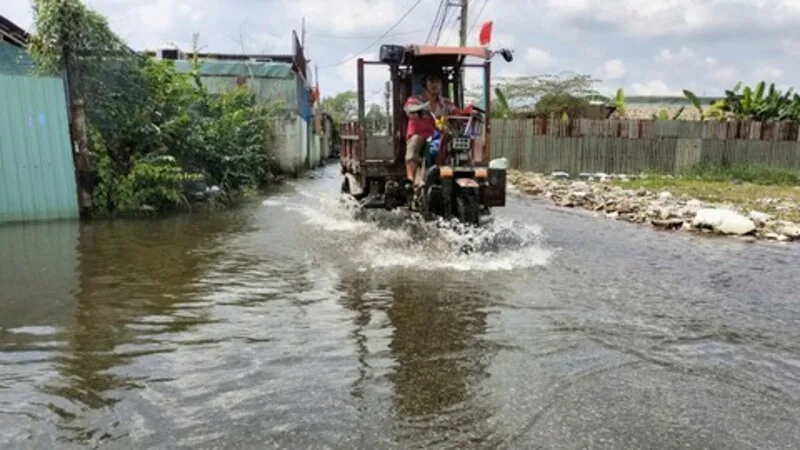 Đường đi bị nước lũ ngập có thể tượng trưng cho kế hoạch bị trì hoãn, hướng đi chưa rõ ràng hoặc trở ngại trước mắt.