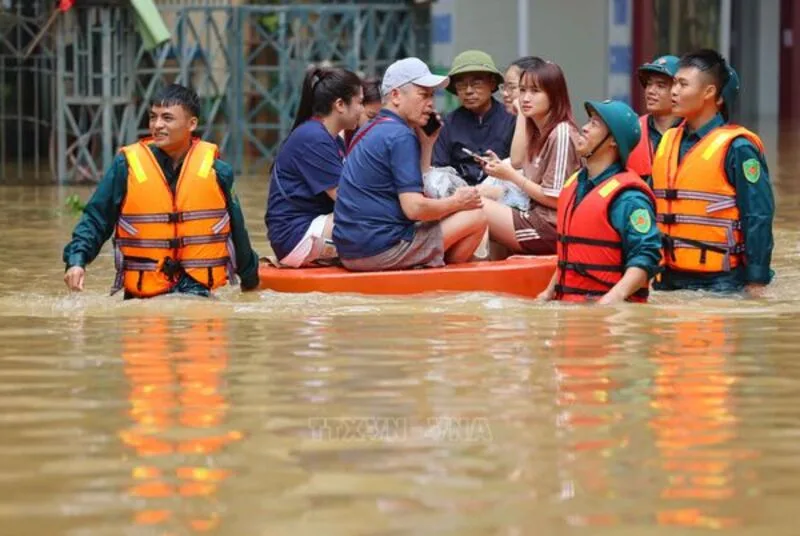 Giấc mơ cứu người khỏi nước lũ thường mang ý nghĩa tích cực, thể hiện tinh thần trách nhiệm, lòng tốt và sự hỗ trợ lẫn nhau.