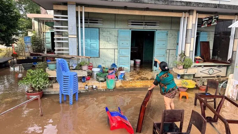 Nước lũ rút đi là hình ảnh tượng trưng cho khó khăn dần qua, cảm xúc ổn định hơn và cơ hội bắt đầu lại sau biến động.