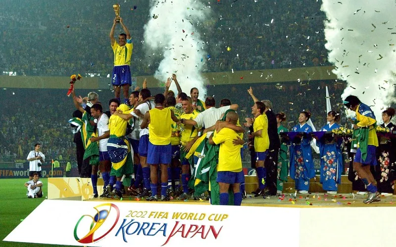 Brazil dẫn đầu lịch sử World Cup với 5 lần vô địch, theo sau là Đức và Ý với 4 lần đăng quang.