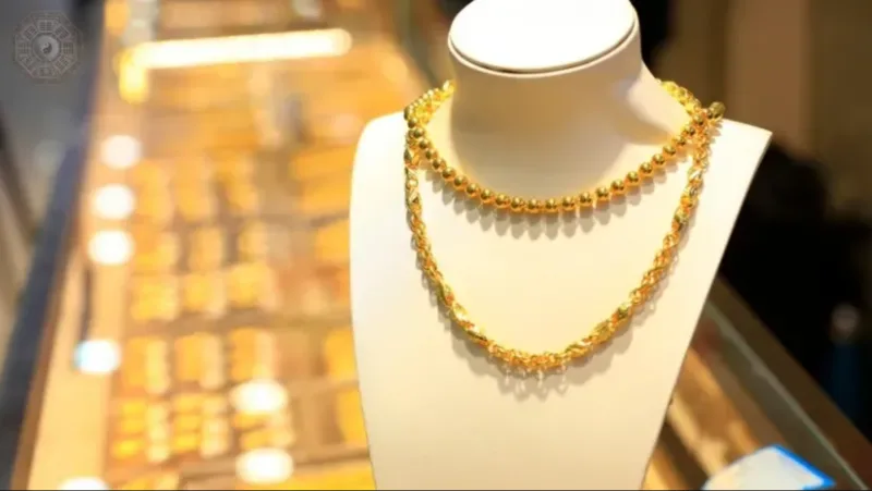 Dây chuyền sáng đẹp thường tượng trưng cho tín hiệu thuận lợi, trong khi dây chuyền đứt hoặc thất lạc gợi nhắc về nguy cơ mất mát.