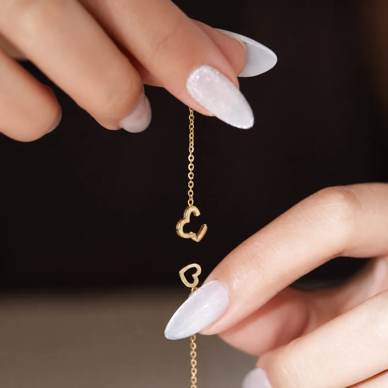 Mơ thấy dây chuyền vàng bị đứt thường phản ánh nỗi lo về sự gián đoạn, hiểu lầm hoặc rạn nứt trong một mối quan hệ.