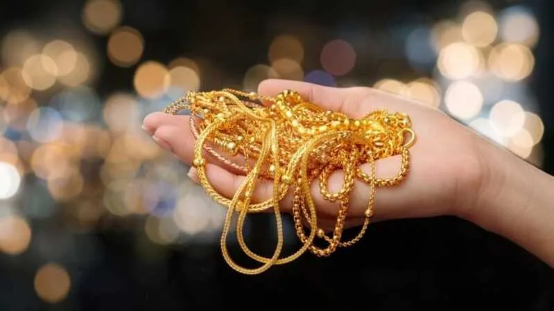 Nhặt được dây chuyền vàng trong mơ thường được liên hệ với một cơ hội, mối quan hệ hoặc nguồn lợi bất ngờ.