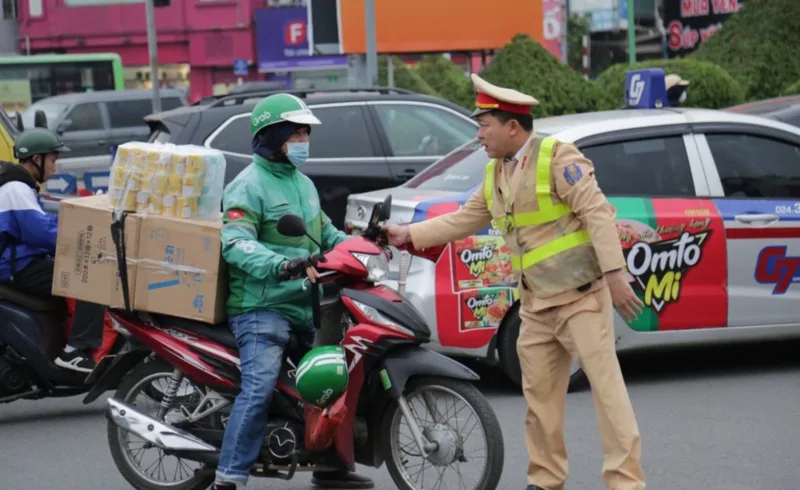 Mức phạt lỗi vượt đèn đỏ xe máy có thể lên đến 14 triệu đồng