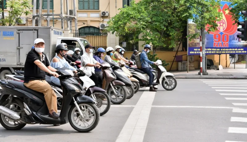 Giảm tốc và quan sát tín hiệu giúp tránh lỗi vượt đèn đỏ xe máy