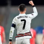 ronaldo-mac-ao-so-may