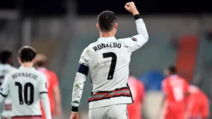 ronaldo-mac-ao-so-may