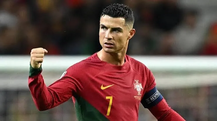 Ronaldo mặc áo số mấy