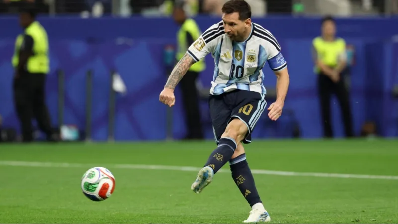 Chân trái của Messi tạo ra nhiều phương án dứt điểm từ sút xa, cứa lòng đến xử lý trong vòng cấm.