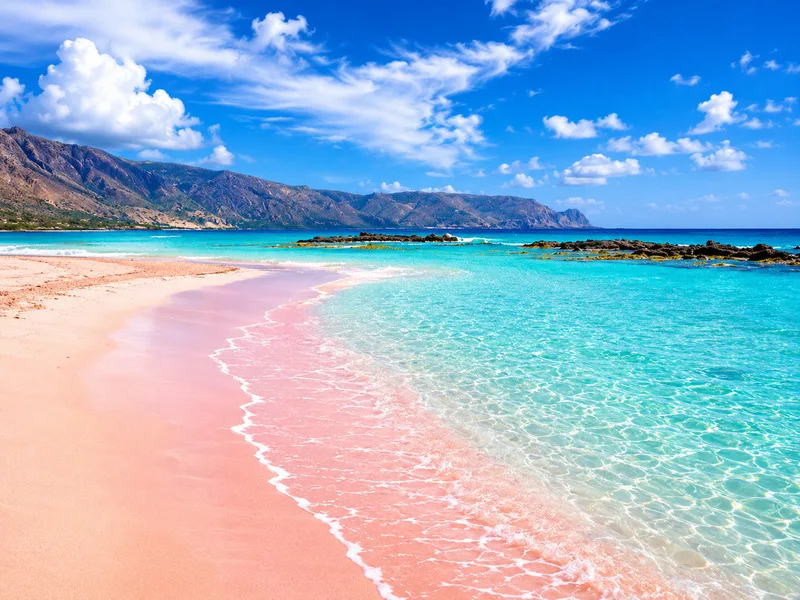 Elafonissi Beach nổi bật với bãi cát ánh hồng và vùng nước nông trong xanh đặc trưng của đảo Crete.