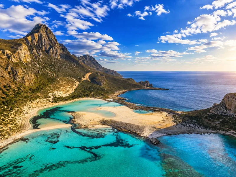 Balos Lagoon cuốn hút bởi đầm phá màu xanh ngọc, cát sáng màu và những dãy núi bao quanh.