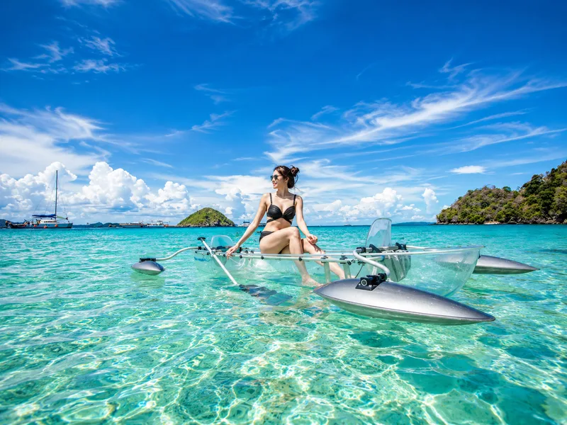 Banana Beach ở Thái Lan hấp dẫn nhờ nước biển trong, san hô phong phú và nhiều hoạt động dưới nước.