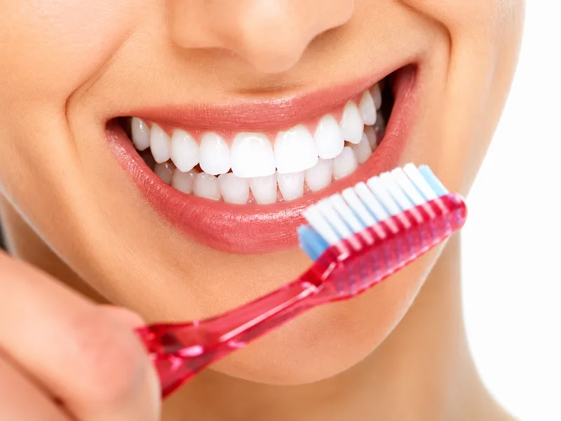 Chải răng đúng kỹ thuật, làm sạch kẽ răng và khám định kỳ giúp phòng ngừa nướu chảy máu.