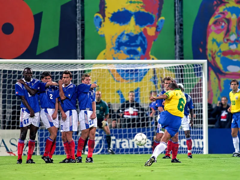 Roberto Carlos sở hữu nhiều cú sút phạt bằng chân trái với lực mạnh và quỹ đạo cong đặc biệt