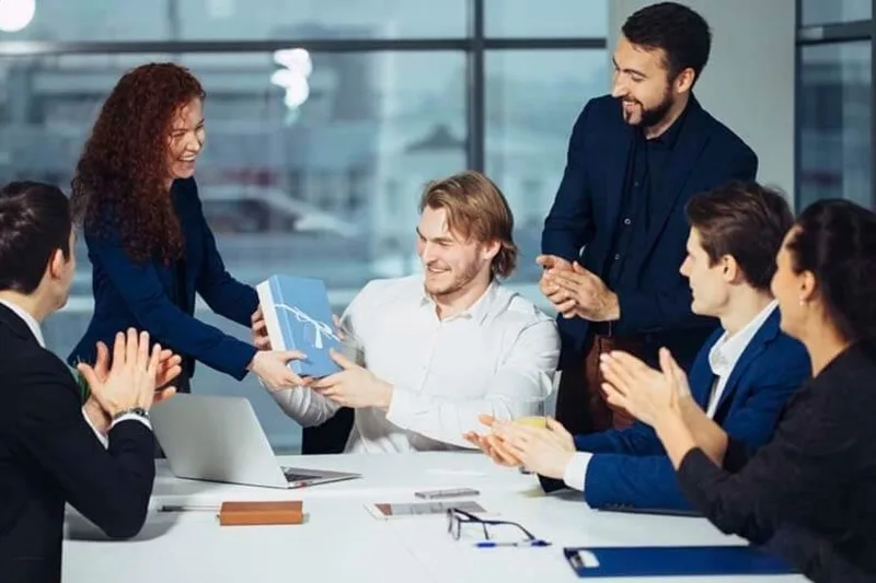 Gặp lại đồng nghiệp cũ trong không khí vui vẻ có thể cho thấy bạn đang nhớ những kỷ niệm tích cực