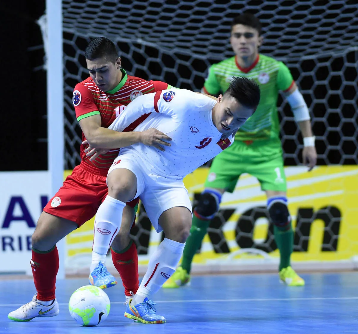 Futsal có 5 cầu thủ mỗi đội, không việt vị và áp dụng luật bốn giây.